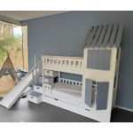 Kinder-Etagenbett mit stabilem Geländer, Hausdach und Rutsche